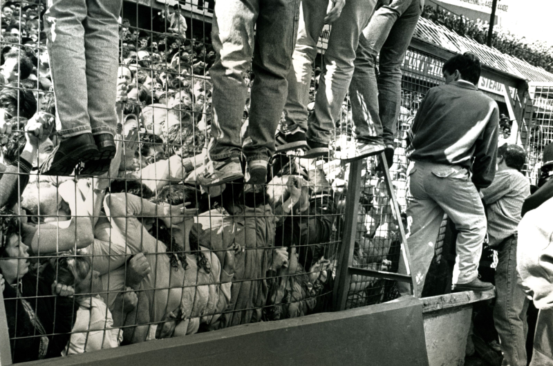 Illustration for article titled PĂĄnico en Hillsborough: el dĂa que un estadio de fĂștbol se convirtiĂł en una trampa mortal